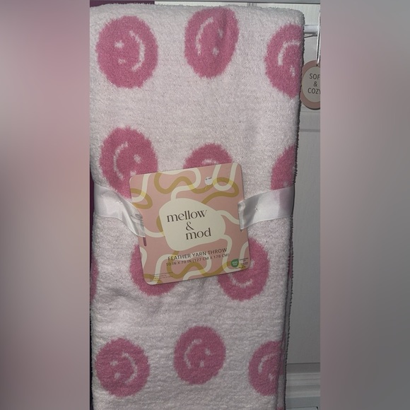 Mellow & Mod Feather Yarn Throw pink & white - Picture 3 of 5